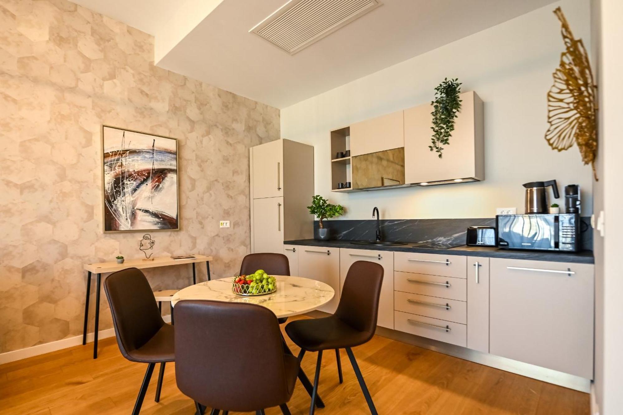 One Verdi Park Exclusive Apartments - Panoramic View & Private Parking 布加勒斯特 外观 照片