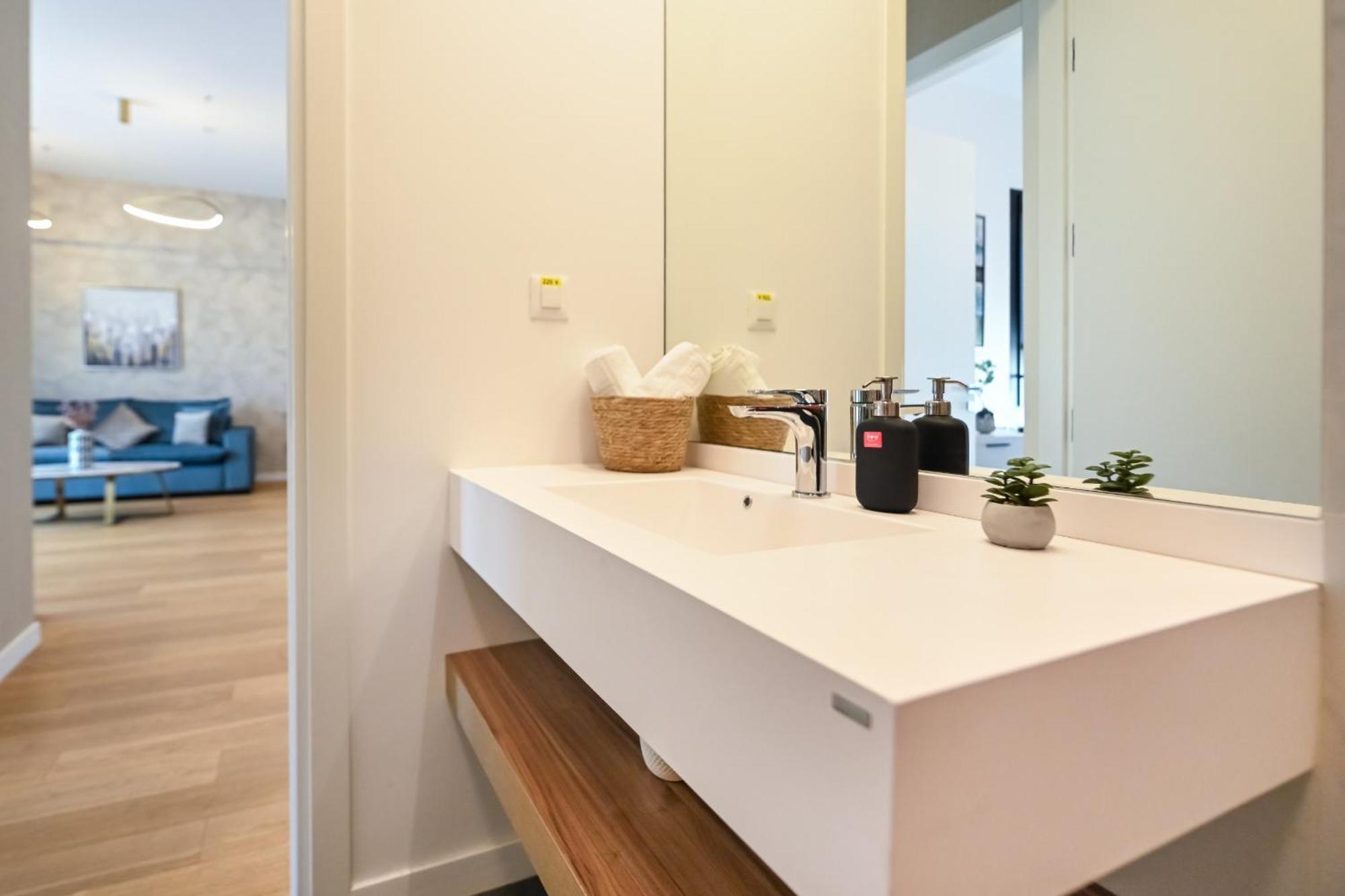 One Verdi Park Exclusive Apartments - Panoramic View & Private Parking 布加勒斯特 客房 照片