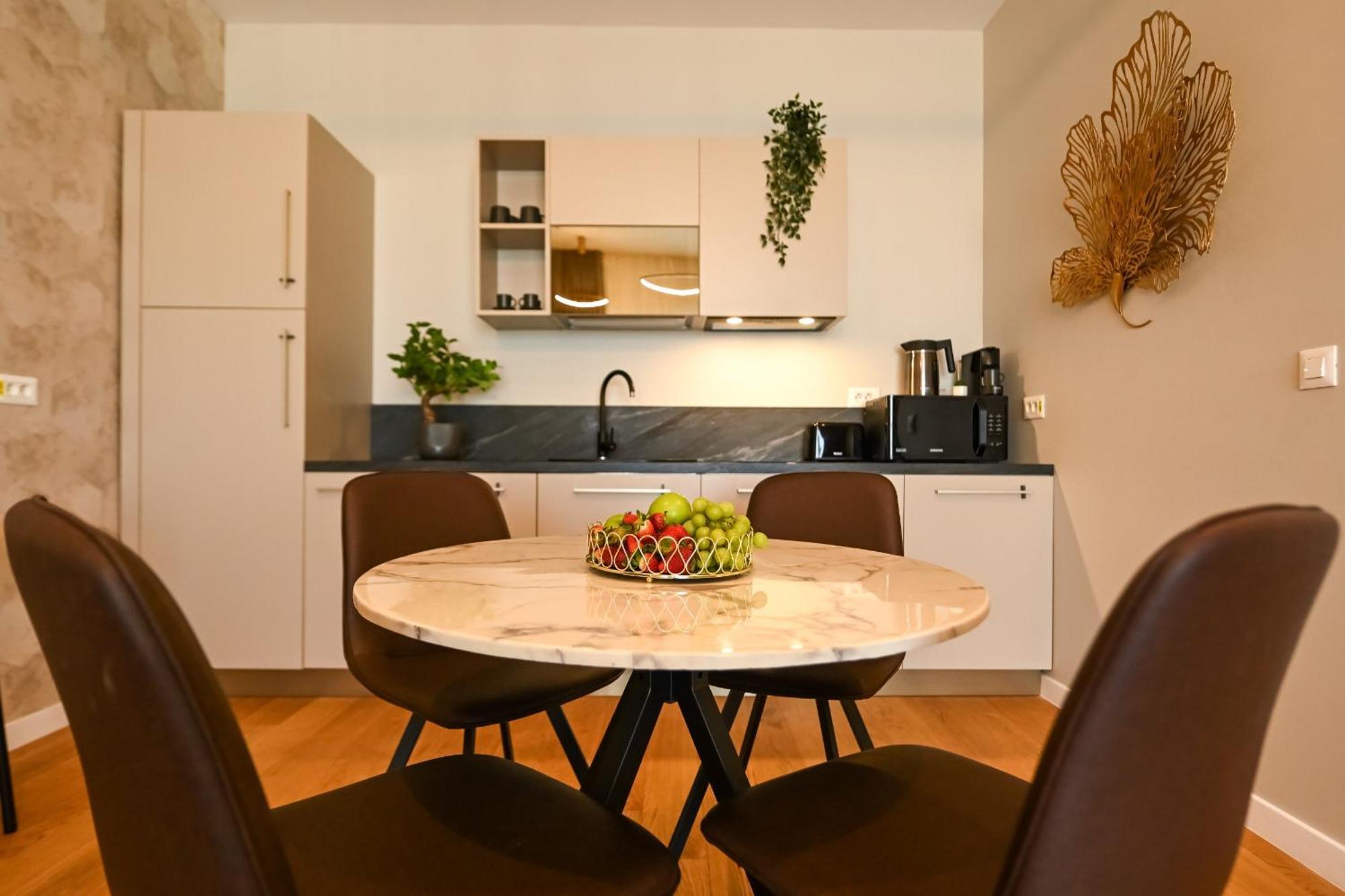 One Verdi Park Exclusive Apartments - Panoramic View & Private Parking 布加勒斯特 客房 照片