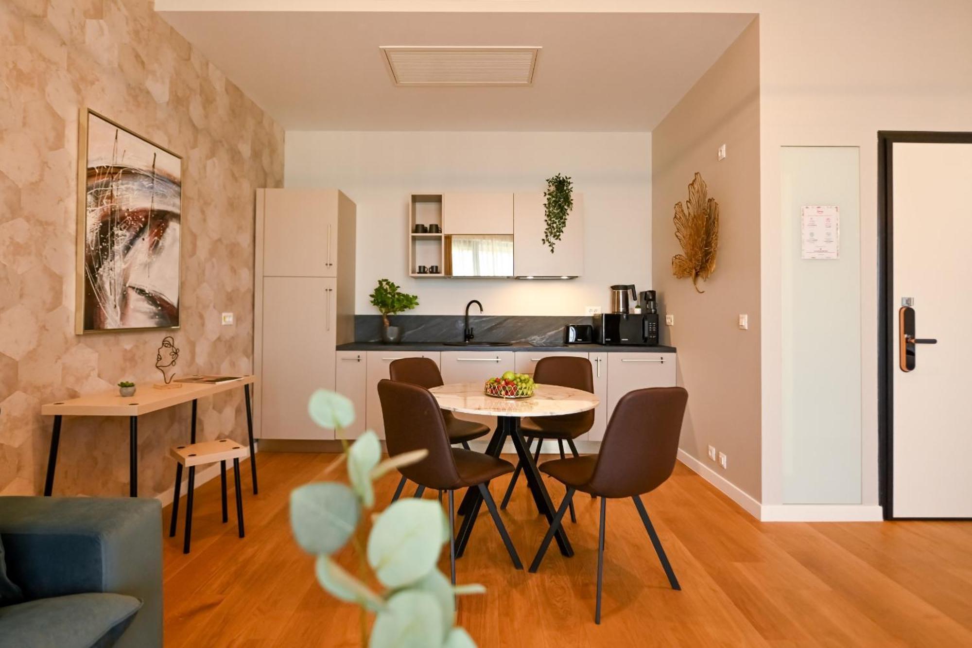 One Verdi Park Exclusive Apartments - Panoramic View & Private Parking 布加勒斯特 客房 照片