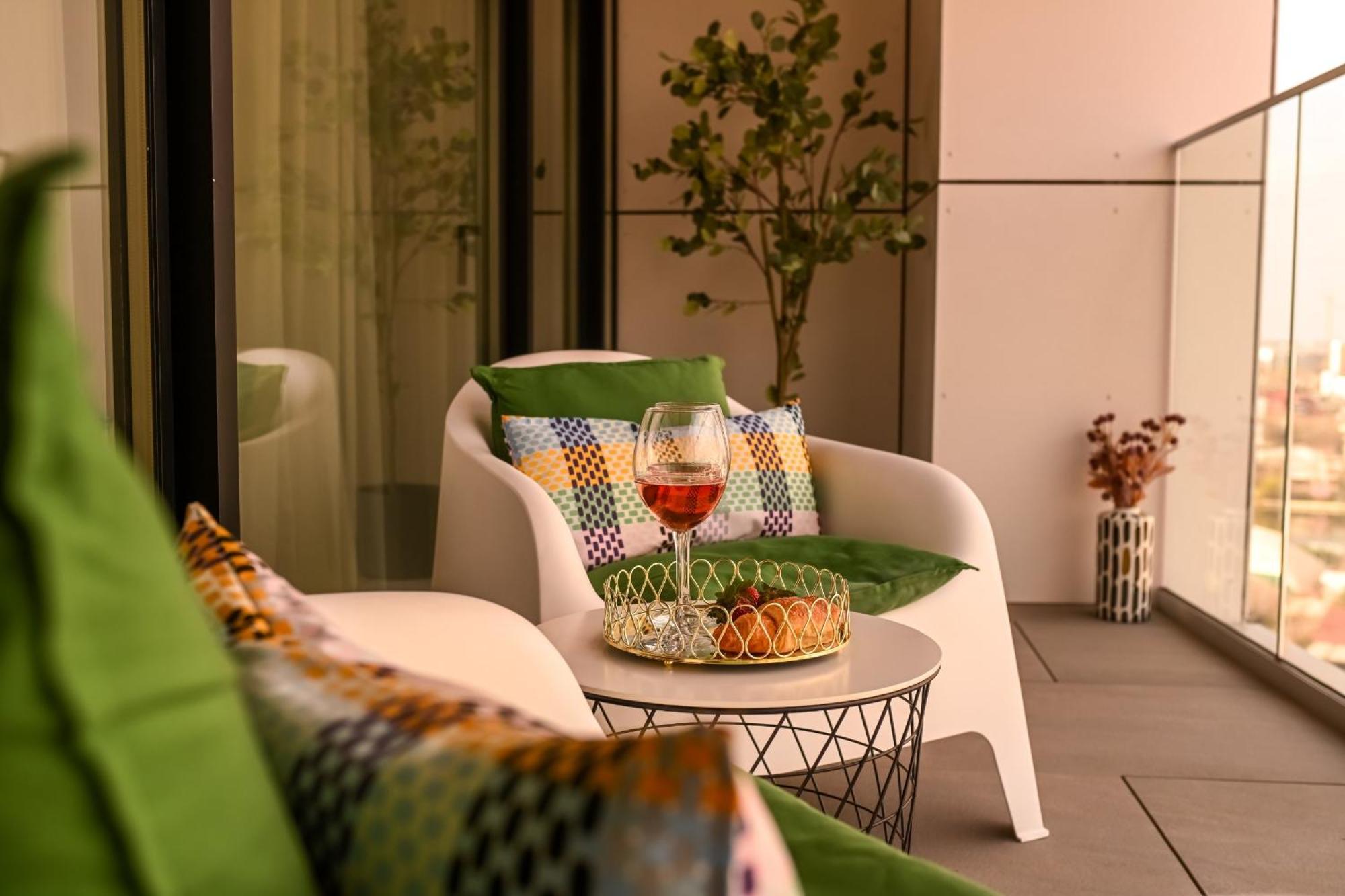 One Verdi Park Exclusive Apartments - Panoramic View & Private Parking 布加勒斯特 客房 照片