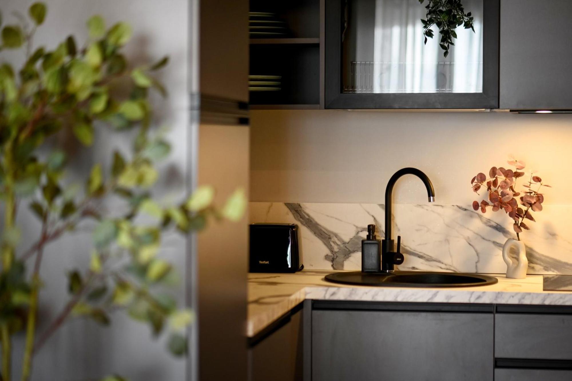One Verdi Park Exclusive Apartments - Panoramic View & Private Parking 布加勒斯特 客房 照片
