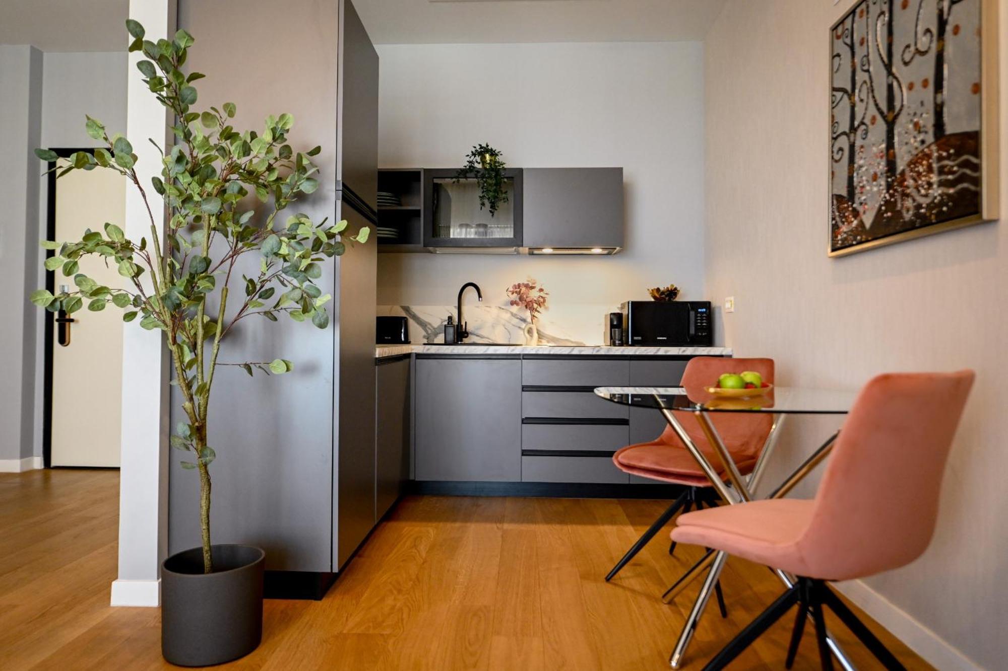 One Verdi Park Exclusive Apartments - Panoramic View & Private Parking 布加勒斯特 客房 照片