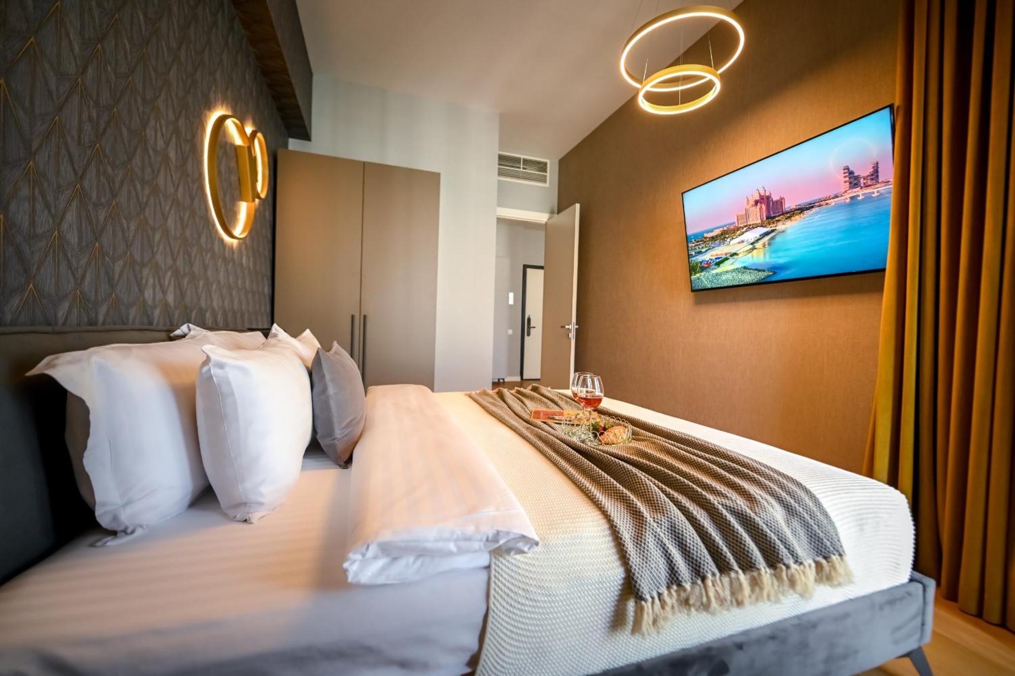 One Verdi Park Exclusive Apartments - Panoramic View & Private Parking 布加勒斯特 客房 照片