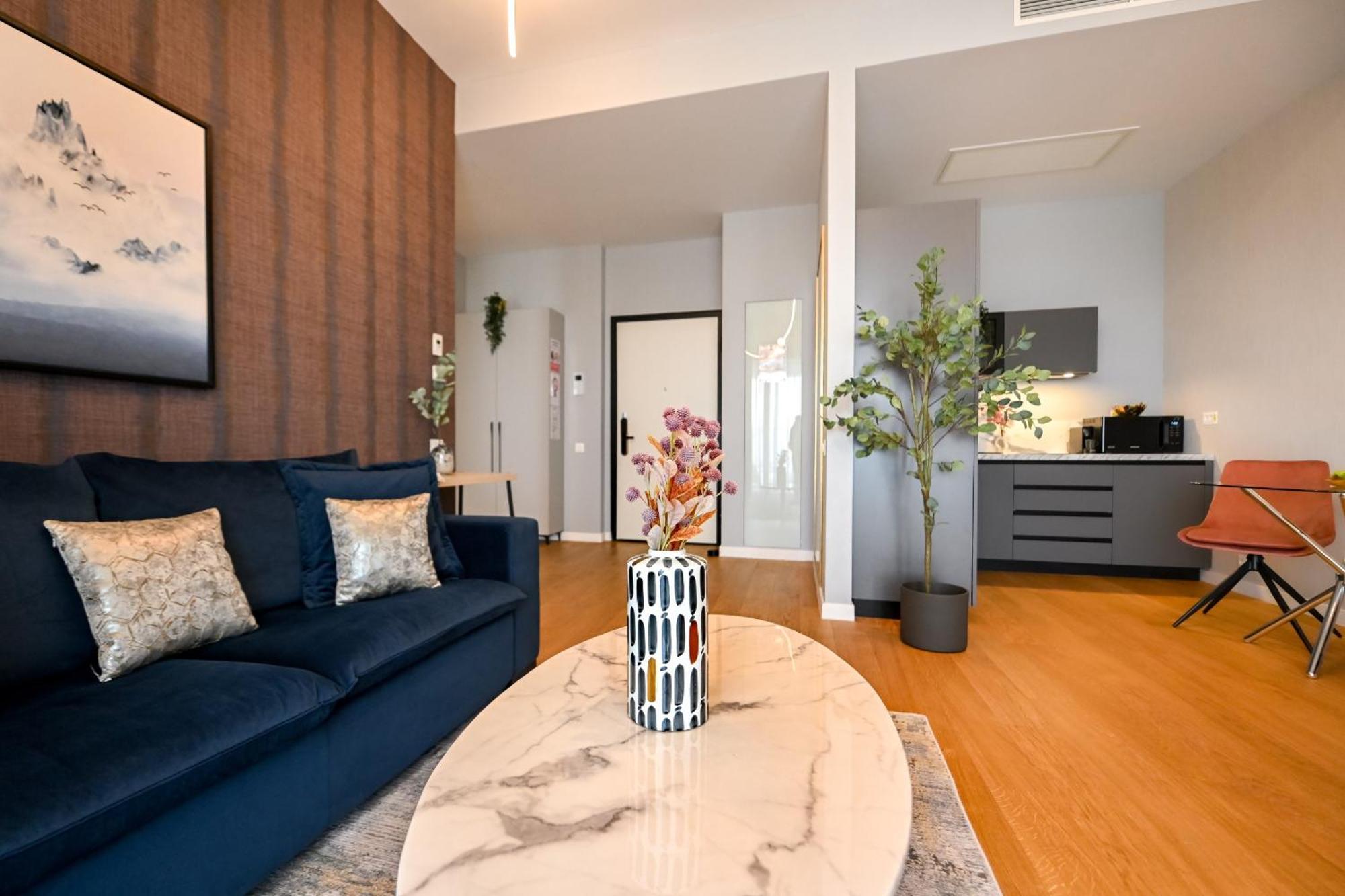 One Verdi Park Exclusive Apartments - Panoramic View & Private Parking 布加勒斯特 客房 照片